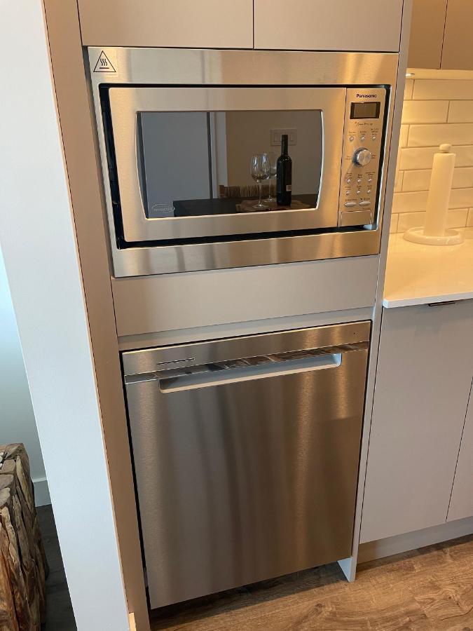 Awesome View 21 Two Bedroom One Bath Downtown Lake View Near Beach Kelowna Extérieur photo
